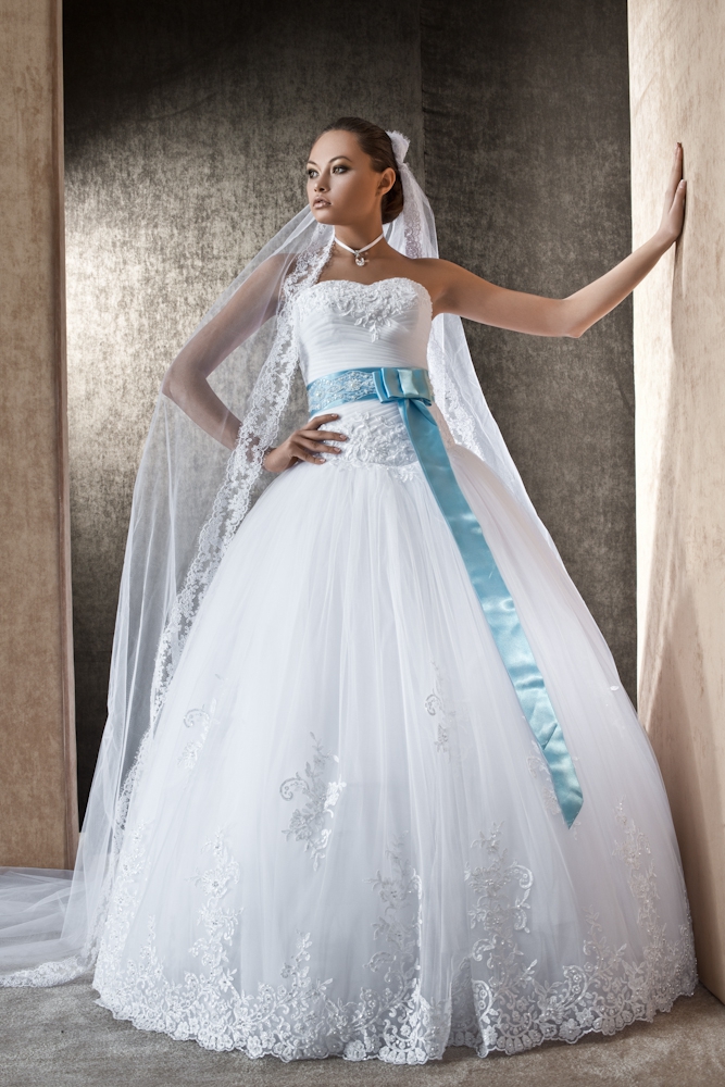 свадебное платье с атласной лентой