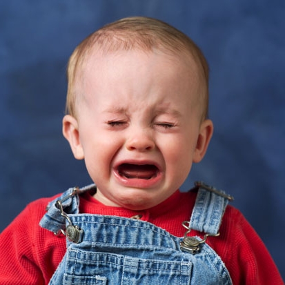 малыш плачет после прививки АКДС