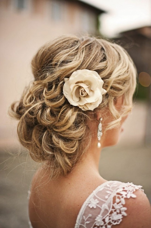 свадебная прическа с цветами на средние волосы