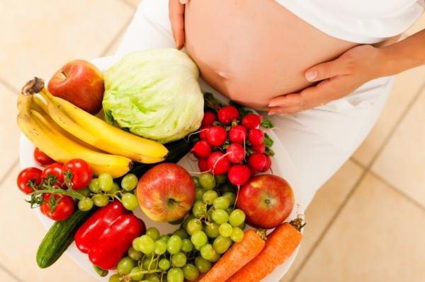 Набор овощей и фруктов для беременной женщины